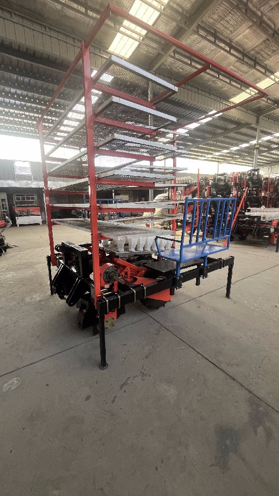 全自动辣椒移栽机成为辣椒种植户降本增收关键设备